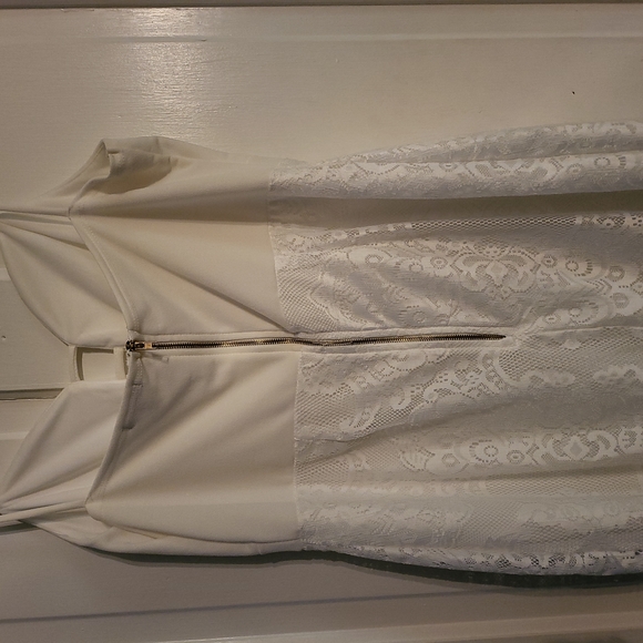 Lace dress - Picture 3 of 3